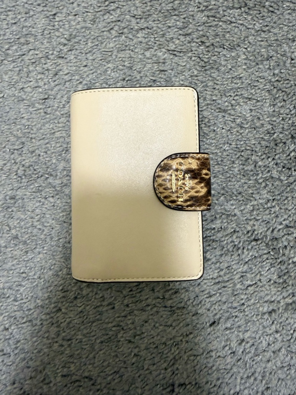 coach medium zip corner wallet